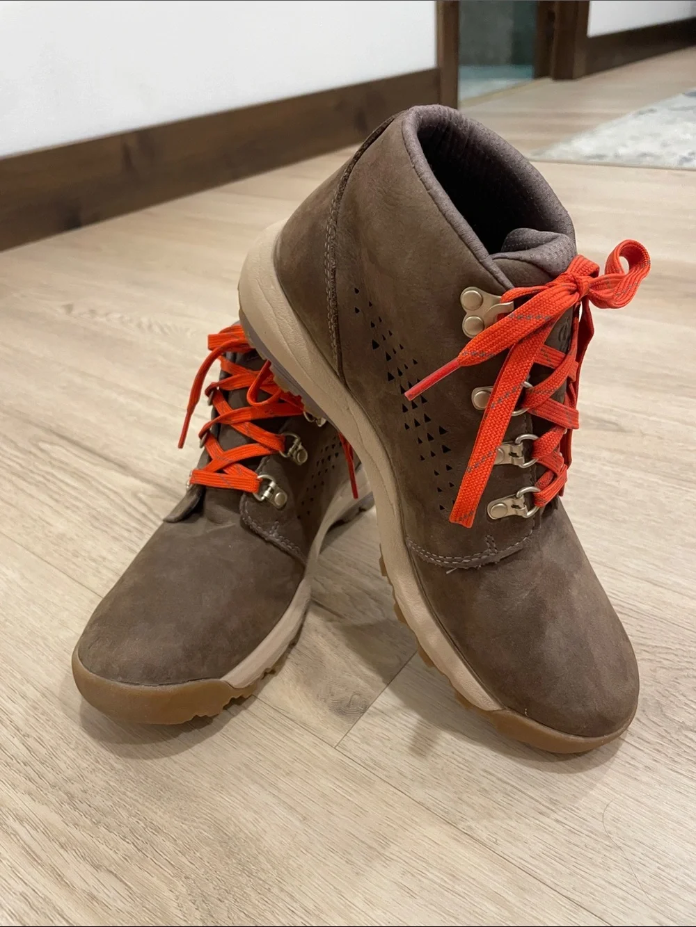 Women’s Danner size 8 hiking boot.